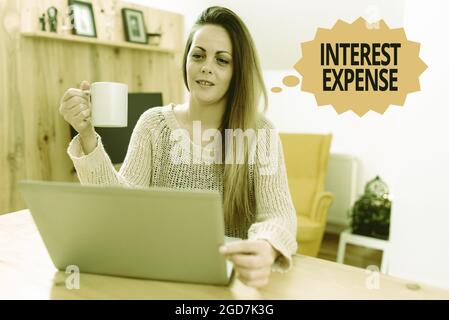 Testo che mostra le spese di interesse inspiratorio. Costo concettuale della foto del debito che si è verificato durante un periodo di tempo navigazione e chat in Social Foto Stock