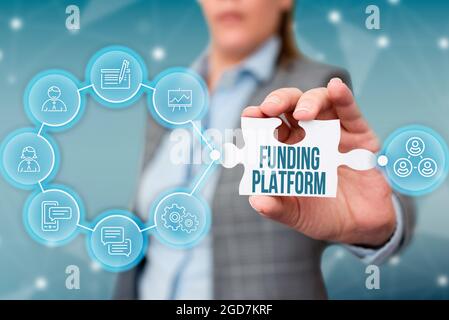 Scrittura che mostra la piattaforma di finanziamento del testo. Servizio di vetrina aziendale che consente di acquistare online Business Woman Holding Jigsaw Puzzle Foto Stock