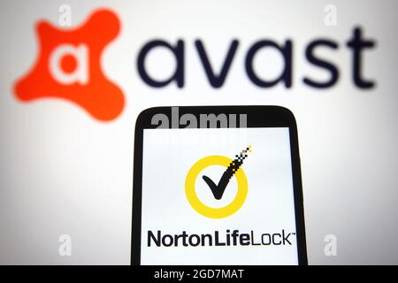 Ucraina. 11 Agosto 2021. In questa illustrazione è riportato un logo NortonLifeLock Inc sullo schermo di uno smartphone con un logo Avast sullo sfondo. Credit: SOPA Images Limited/Alamy Live News Foto Stock