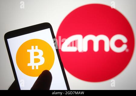 Ucraina. 11 Agosto 2021. In questa illustrazione fotografica, sullo schermo dello smartphone viene visualizzato un logo Bitcoin con il logo AMC Entertainment Holdings sullo sfondo. AMC prevede di accettare Bitcoin come pagamento, riferito dai media. Credit: SOPA Images Limited/Alamy Live News Foto Stock