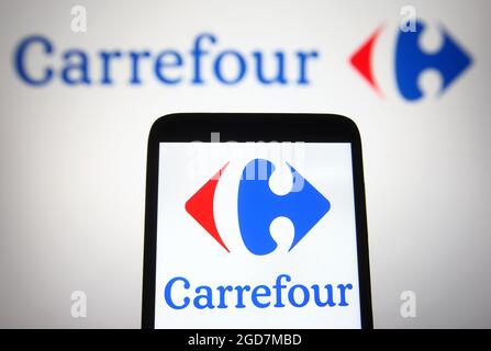 Ucraina. 11 Agosto 2021. In questa illustrazione fotografica un logo Carrefour di una società di vendita al dettaglio francese viene visualizzato su uno smartphone e uno schermo del pc. Credit: SOPA Images Limited/Alamy Live News Foto Stock