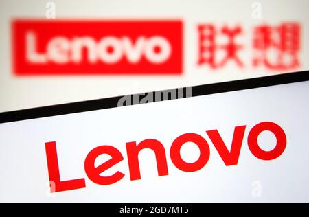 Ucraina. 11 Agosto 2021. In questa illustrazione viene visualizzato un logo Lenovo su uno smartphone e sullo schermo del pc. (Foto di Pavlo Gonchar/SOPA Images/Sipa USA) Credit: Sipa USA/Alamy Live News Foto Stock