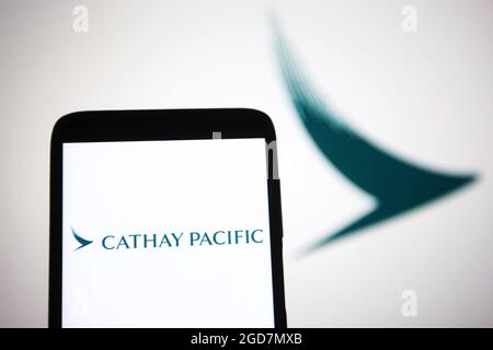 Ucraina. 11 Agosto 2021. In questa illustrazione fotografica sullo schermo di uno smartphone viene visualizzato il logo Cathay Pacific Airways. (Credit Image: © Pavlo Gonchar/SOPA Images via ZUMA Press Wire) Foto Stock