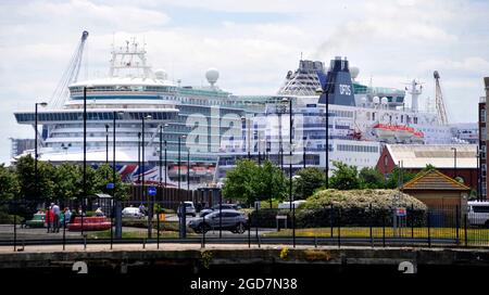 AJAXNETPHOTO. GIUGNO 2021. NORTH SHIELDS, INGHILTERRA. PORTO TRAFFICATO - LA NAVE DA CROCIERA AZURA (A SINISTRA) DI CARNIVAL DA 115,055 TONNELLATE LORDE OPERATA DA CROCIERE P&O CHE PASSANO DA UN TRAGHETTO DFDS NORTH SEA AL TERMINAL PASSEGGERI INTERNAZIONALE. AZURA È STATA COSTRUITA DAL CANTIERE ITALIANO FINCANTIERI A MONFALCONE NEL 2010.PHOTO:TONY HOLLAND/AJAX REF:DTH211506 38885 Foto Stock