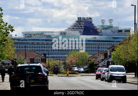 AJAXNETPHOTO. GIUGNO 2021. NORTH SHIELDS, INGHILTERRA. - LAT-UP - LA NAVE DA CROCIERA AZURA, DI 115,055 TONNELLATE LORDE, GESTITA DA P&O CRUISES, DISPOSTA A FIANCO DEL TERMINAL PASSEGGERI INTERNAZIONALE DURANTE LA PANDEMIA DI COVID. LA NAVE È STATA COSTRUITA DAL CANTIERE ITALIANO FINCANTIERI A MONFALCONE NEL 2010.PHOTO:TONY HOLLAND/AJAX REF:DTH211205 38754 Foto Stock