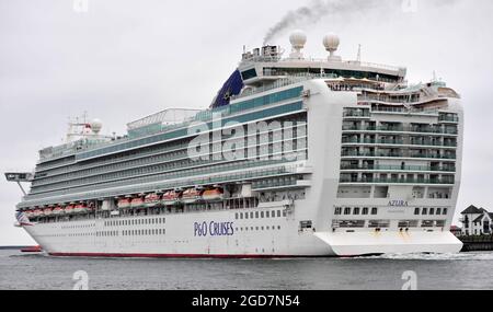 AJAXNETPHOTO. LUGLIO 2021. NORTH SHIELDS, INGHILTERRA. VERSO L'ESTERNO- LA NAVE DA CROCIERA AZURA, DI 115,055 TONNELLATE LORDE, GESTITA DA P&O CRUISES IN PARTENZA DAL FIUME TYNE DOPO ESSERE STATA DISPOSTA A FIANCO DEL TERMINAL PASSEGGERI INTERNAZIONALE DURANTE LA PANDEMIA DI COVID. LA NAVE È STATA COSTRUITA DAL CANTIERE ITALIANO FINCANTIERI A MONFALCONE NEL 2010.PHOTO:TONY HOLLAND/AJAX REF:DTH212707 38946 Foto Stock