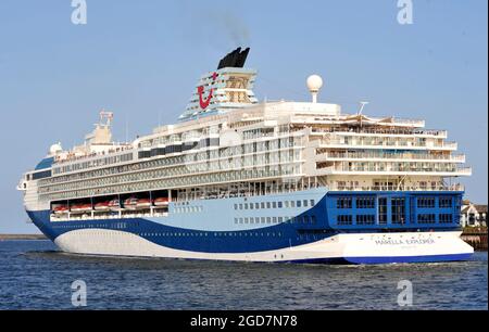 AJAXNETPHOTO. LUGLIO 2021. NORTH SHIELDS, INGHILTERRA. - IN DIREZIONE DI USCITA - LA NAVE DELLA LINEA DI CROCIERA TUI MARELLA EXPLORER IN DIREZIONE DI USCITA DAL FIUME TYNE. FOTO:TONY HOLLAND/AJAXREF:DTH212707 39004 Foto Stock