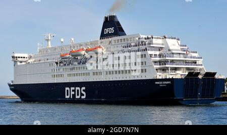 AJAXNETPHOTO. LUGLIO 2021. NORTH SHIELDS, INGHILTERRA. VERSO L'ESTERNO - IL TRAGHETTO PER IL MARE DEL NORD DFDS PRINCESS SEAWAYS VERSO L'ESTERNO, DIRETTO DAL FIUME TYNE. FOTO:TONY HOLLAND/AJAX REF:DTH212707 39022 Foto Stock