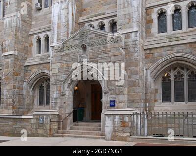 New Haven, Connecticut - 25 giugno 2015: Edificio in stile gotico che ospita la biblioteca principale all'Università di Yale Foto Stock