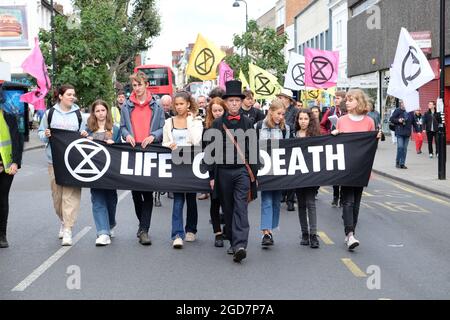 Turnpike Lane, Londra, Regno Unito. 7 settembre 2019. Lo scheletro funebre marciano lungo Green Lanes. Estinzione ribellione manifestanti sul cambiamento climatico Foto Stock