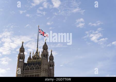 Bandiera dell'Unione che vola sulla parte superiore della casa del parlamento a Londra, Inghilterra Foto Stock