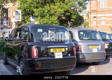 London e-taxis Park presso la stazione di ricarica, punto di ricarica Rapid Electric, London City of Westminster, Inghilterra Foto Stock