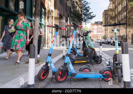 E-scooters presso il parcheggio riservato per il noleggio a Londra City di Westminster Inghilterra UK Foto Stock