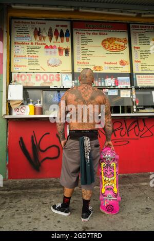 Uomo tatuato al posto della pizza. Venice Beach, Los Angeles, California, Stati Uniti d'America Foto Stock