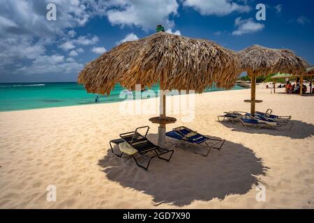 Eagle Beach, Oranjestad, Aruba - Cabanas sulla spiaggia Foto Stock