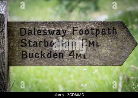 Sentiero di Dalesway segno per Starbotton e Buckden in Upper Wharfedale, Yorkshire Dales National Park. Foto Stock