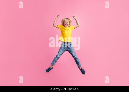 Foto a grandezza naturale del giovane ragazzo felice positivo sorriso jumper gioire fortunato successo isolato su sfondo di colore rosa Foto Stock