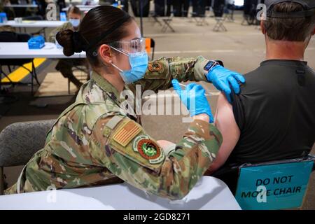 L'Airman Anabell Salcedo, senior dell'aeronautica statunitense, assegnato al 628esimo Squadron delle operazioni sanitarie presso la Joint base Charleston, South Carolina, amministra un vaccino COVID-19 ad un membro della comunità locale presso il Community Vaccination Center (CVC) di St. Paul, Minnesota, 7 giugno 2021. Gli Airmen al centro terminano la loro missione forte e con orgoglio sapendo di aver servito la comunità locale. Il comando nordico degli Stati Uniti, attraverso l'Esercito nordico degli Stati Uniti, rimane impegnato a fornire il supporto continuo e flessibile del Dipartimento della Difesa all'Agenzia Federale di Gestione di emergenza come parte dell'intero-di-governo resp Foto Stock