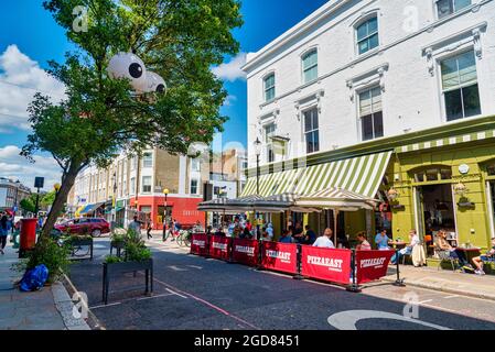 Londra, Regno Unito. 11 Agosto 2021. Giganteschi occhi d'oca gonfiabili visti su un albero attraverso il centro di Londra. Parte della stagione LetsDoLondon Family Fun del sindaco di Londra Sadiq Khan, gli occhi si sono riavvolti in luoghi "accattivanti" in tutta la città, invitando le famiglie di Londra e del Regno Unito a "vedere Londra in modo diverso". (Foto di Dave Rushen/SOPA Images/Sipa USA) Credit: Sipa USA/Alamy Live News Foto Stock