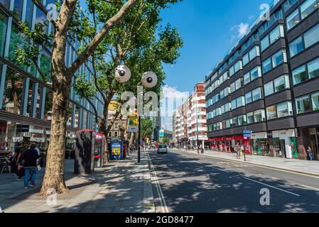 Londra, Regno Unito. 11 Agosto 2021. Giganteschi occhi d'oca gonfiabili visti su un albero attraverso il centro di Londra. Parte della stagione LetsDoLondon Family Fun del sindaco di Londra Sadiq Khan, gli occhi si sono riavvolti in luoghi "accattivanti" in tutta la città, invitando le famiglie di Londra e del Regno Unito a "vedere Londra in modo diverso". (Foto di Dave Rushen/SOPA Images/Sipa USA) Credit: Sipa USA/Alamy Live News Foto Stock