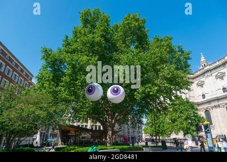 Londra, Regno Unito. 11 Agosto 2021. Giganteschi occhi d'oca gonfiabili visti sugli alberi nel centro di Londra. Parte della stagione LetsDoLondon Family Fun del sindaco di Londra Sadiq Khan, gli occhi si sono riavvolti in luoghi "accattivanti" in tutta la città, invitando le famiglie di Londra e del Regno Unito a "vedere Londra in modo diverso". (Foto di Dave Rushen/SOPA Images/Sipa USA) Credit: Sipa USA/Alamy Live News Foto Stock