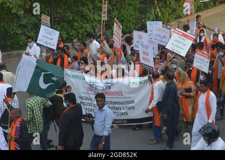 Lahore, Pakistan. 11 Agosto 2021. Gli attivisti pakistani di Rawadari Tehreek tengono cartelli mentre marciano per celebrare la Giornata Nazionale delle minoranze a Lahore. Il presidente Samson Salamat guida il rally. (Foto di Rana Sajid Hussain/Pacific Press) Credit: Pacific Press Media Production Corp./Alamy Live News Foto Stock