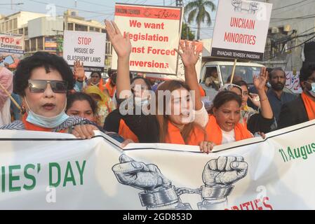 Lahore, Pakistan. 11 Agosto 2021. Gli attivisti pakistani di Rawadari Tehreek tengono cartelli mentre marciano per celebrare la Giornata Nazionale delle minoranze a Lahore. Il presidente Samson Salamat guida il rally. (Foto di Rana Sajid Hussain/Pacific Press) Credit: Pacific Press Media Production Corp./Alamy Live News Foto Stock