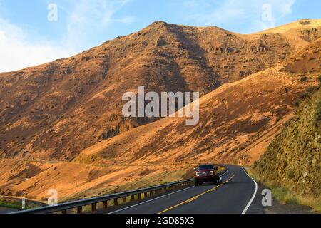 Yakima Canyon, WA, USA - 09 agosto 2021; camion che guida Washington state Route 821 nel Yakima Canyon, che è una formazione di basalto a Washington Foto Stock