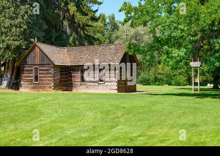 Yakima Valley, WA, USA - 09 agosto 2021; la missione di St Joseph è una vecchia struttura in legno nella Yakima Valley dello stato di Washington Foto Stock