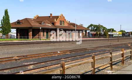 Toppenish, WA, USA - 09 agosto 2021 - la stazione di Toppenish presso il Northern Pacific Railway Museum nella città di Yakima Valley nello stato di Washington Foto Stock