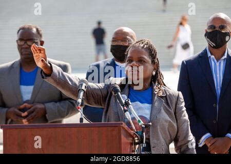 Washington, DC, USA, 11 agosto 2021. Nella foto: Il presidente e fondatore della Transformative Justice Coalition (TJC) Barbara Arnwine parla durante una conferenza stampa sui diritti di voto alla Corte Suprema. Seguirono la nipote e i fratelli del congressista John Lewis, promettendo di continuare la sua lotta per il diritto di voto per tutti gli americani. Hanno chiesto al Congresso e al Presidente Biden di porre fine al filibuster, di approvare il John Lewis Voting Rights Advancement Act e di approvare il for the People Act. Gli sponsor dell'evento TJC e gli elettori neri si uniscono a loro in queste richieste. Credit: Alison Bailey / Alamy Live News Foto Stock