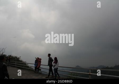 KEDIRI, INDONESIA - 25 marzo 2016: Turisti che si godono il paesaggio al sito turistico del Monte Kelud Foto Stock