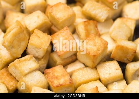 fritti piccoli pezzi di tofu closeup fuoco selettivo Foto Stock