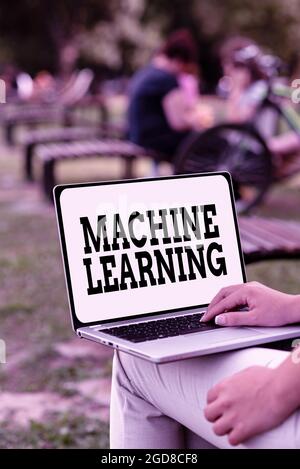 Segno che mostra apprendimento macchina. Studio scientifico fotografico concettuale di algoritmi e modelli statistici capacità di chiamata vocale e video Foto Stock
