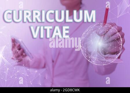 Visualizzazione concettuale Curriculum Vitae. Internet Concept un breve resoconto di una persona s è istruzione e qualifiche Donna in Suit Holding Tablet con Foto Stock