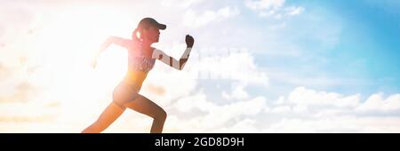 Runner sprinting silhouette allenamento cardio in estate banner panoramico all'aperto. Atleta che corre all'aperto in nuvole al tramonto. Stile di vita attivo Foto Stock