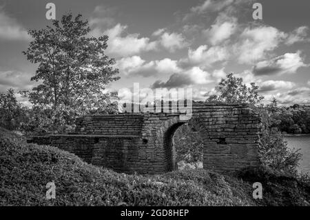 Antiche rovine all'interno della Fortezza di Ladoga. Staraya Ladoga, Russia. Bianco e nero. Foto Stock