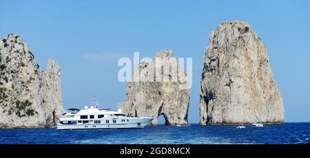 L'arco di roccia alle rocce dei Faraglioni, Capri, Campania, Italia Foto Stock