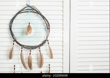 Catcher da sogno con piume marroni all'interno Foto Stock
