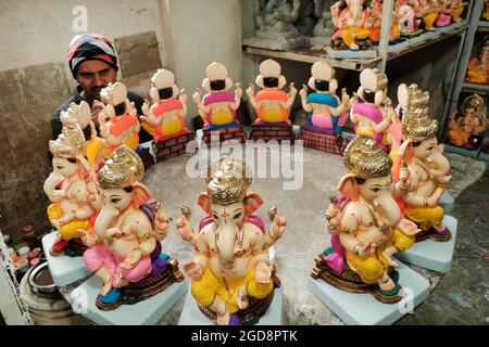 15 luglio 2021, Pune, India, pittura artistica e dare tocchi finali a Lord Ganesha, in vista del festival 'Ganesha Chaturthi' a Pune. Foto Stock