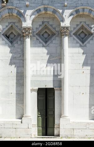 Porta d'ingresso sul portale principale della façade facciata romanica della Basilica di San Michele in Foro dal Medioevo a Lucca, Toscana, Italia Foto Stock