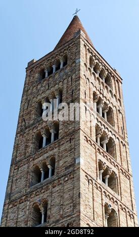 Campanile romanico dell'Abbazia di Pomposa (Abbazia di Pomposa) situato a Codigoro, Ferrara. Italia Foto Stock