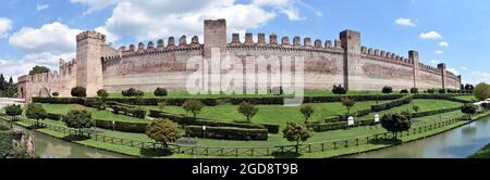 Vista panoramica sulle mura della città fortificata medievale di Cittadella. Padova, Italia. Foto Stock