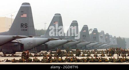 Più di 750 soldati dell'esercito degli Stati Uniti (USA) della 173esima Brigata aerea, Vicenza, Italia, aspettano e riposano prima di salire a bordo di nove aerei da carico dell'aviazione militare statunitense (USAF) C-130 Hercules dal 37esimo Squadrone Airlift (AS). (FOTO USAF DI SSGT EDWARD D. HOLZAPFEL 020828-F-1131H-001) Foto Stock