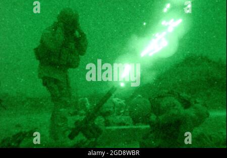 US Army (USA) soldati assegnati a Alpha Company, 82esima divisione Airborne, sparano un M83A3 illuminazione intorno al loro 60mm M224 mortaio leggero azienda, al fine di ottenere un migliore sguardo al perimetro esterno della base aerea di Bagram (AB), Afghanistan, durante l'operazione CHE PERENNE LA LIBERTÀ. (FOTO USAF DI SSGT CHERIE A. THURLBY 030116-F-7203T-006) Foto Stock