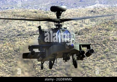 Un elicottero AH-64D Apache Longbow dell'esercito degli Stati Uniti (USA), armato di missili aria-terra AGM-114 Hellfire e di baccelli da razzo da 2.75 pollici durante il test di volo condotto presso lo stabilimento Boeing/McDonnell Douglas, situato vicino a Mesa, Arizona (AZ). (FOTO USAF DI MSGT LANCIA CHEUNG 030301-F-2907C-513) Foto Stock