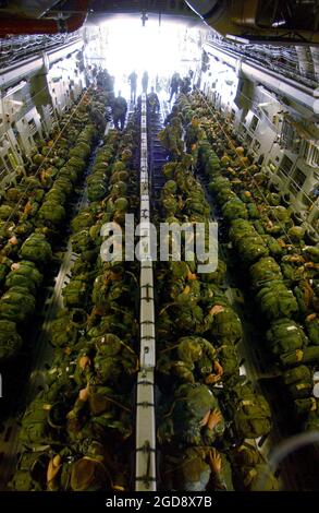 US Army (USA) membri della 82nd Airborne Division (ad), Fort Bragg, North Carolina (NC), a bordo di una US Air Force USAF) C-17A Globemaster III per prendere parte a un airdrop multi-aereo dalla Pope Air Force base (AFB), North Carolina (NC). Large Package week è un esercizio congiunto tra USAF e gli Stati Uniti, progettato per migliorare la coesione interservizio. (FOTO USAF DI TSGT MIKE BUYTAS 031202-F-9085B-012) Foto Stock