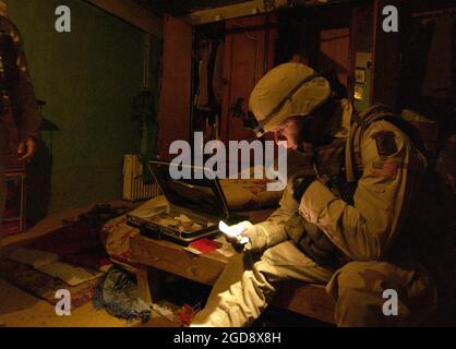 US Army (USA) primo Sergente (1SG) Borland, 173rd Airborne Brigade (AB BDE), cerca documenti di identificazione nella casa di un sospetto membro del Baa'ath Party durante l'operazione DI ILLUMINAZIONE A BAIONETTA sotto l'operazione LIBERTÀ IRACHENA. IL FULMINE A BAIONETTA è un'operazione di cordone congiunto a livello di Brigata 173rd per localizzare e interrogare persone di interesse e uno spettacolo di forza nella città irachena di al Hawijah. (FOTO USAF DI SSGT SUZANNE M. JENKINS 031202-F-9629J-011) Foto Stock