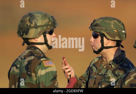 US Army (USA) Private First Class (PFC) ben Shrock, con il terzo Battaglione, Delta Company, 504th Parachute Infanteria Regiment, Fort Bragg, North Carolina (NC), prende una velocità di vento-lettura alla Drop zone Sicilia a Fort Bragg, North Carolina (NC), durante Joint Forcible Entry Exercise (JFEX). (FOTO USAF DI A1C PATRICK J. DIXON 050405-F-9876D-184) Foto Stock