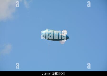 Blimp sopra Southsea comune a Portsmouth per pubblicizzare il festival di musica vittorioso nel mese di agosto 2021 Foto Stock